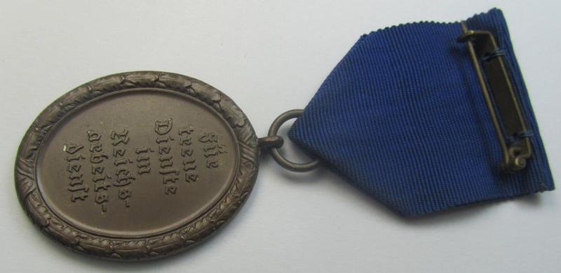 RAD (ie. 'Reichsarbeitsdienst'): 'Dienstauszeichnung 4. Stufe für Männer' as was intended for 4 years loyal-service and that comes mounted onto its period (broad-sized) ribbon (ie. 'Bandabschnitt') — image 3