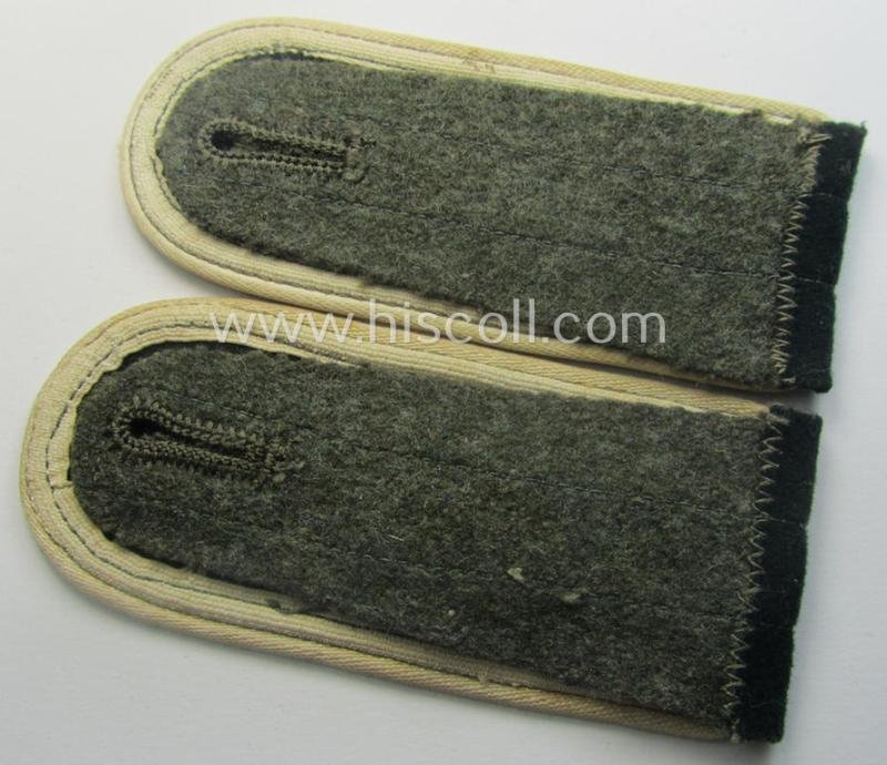 Stunning - and/or fully matching! - pair of WH (Heeres) later-war-period so-called: 'M44'-styled. EM-type, 'cyphered' shoulderstraps as was intended for a: 'Soldat der Inf.-Truppen u. Mitglied einer Unteroffiziersschule' — image 3
