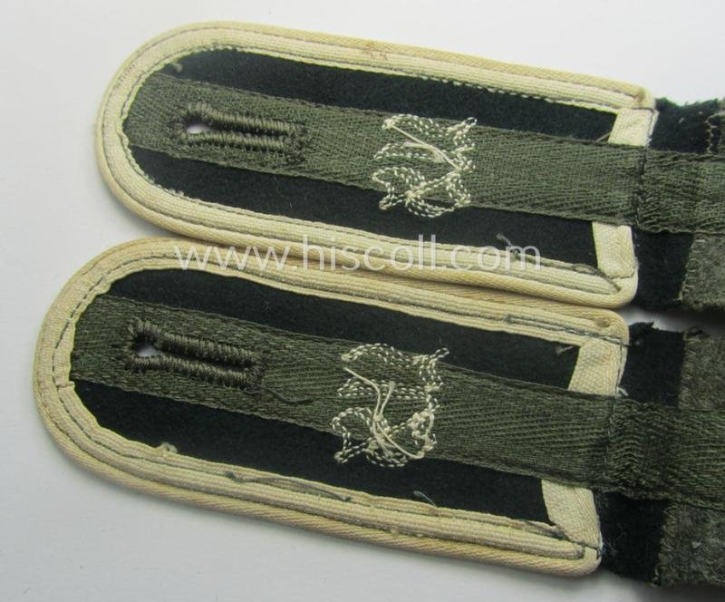 Stunning - and/or fully matching! - pair of WH (Heeres) later-war-period so-called: 'M44'-styled. EM-type, 'cyphered' shoulderstraps as was intended for a: 'Soldat der Inf.-Truppen u. Mitglied einer Unteroffiziersschule' — image 4