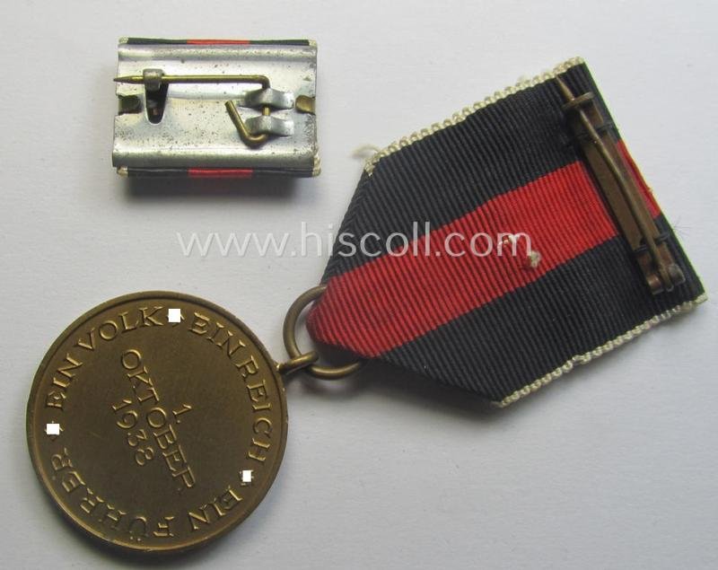 WH Czech-occupation- (ie. 'Anschluss'-) medal: '1. Oktober 1938' that comes mounted onto its period ribbon and that shows a firmly (and period!) attached 'Prager Burg-Spange' and that came with its accompanying 'Feld-/Bandspange' — image 3