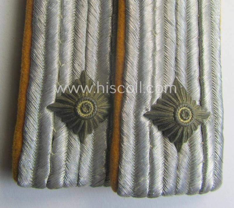 Pair of WH (Luftwaffe) officers'-type shoulderboards as piped in the golden-yellow-coloured brancolour as was intended for usage by an: 'Oberleutnant der Flieger- o. Fallschirmjäger-Trpn.' — image 2