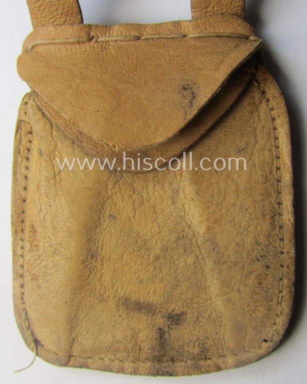 Natural-coloured- and/or genuine leather-based etui (ie. 'Tragetasche') as was intended to store an ID-disc (ie. 'Tragetasche für Erkennungsmarke') — image 2