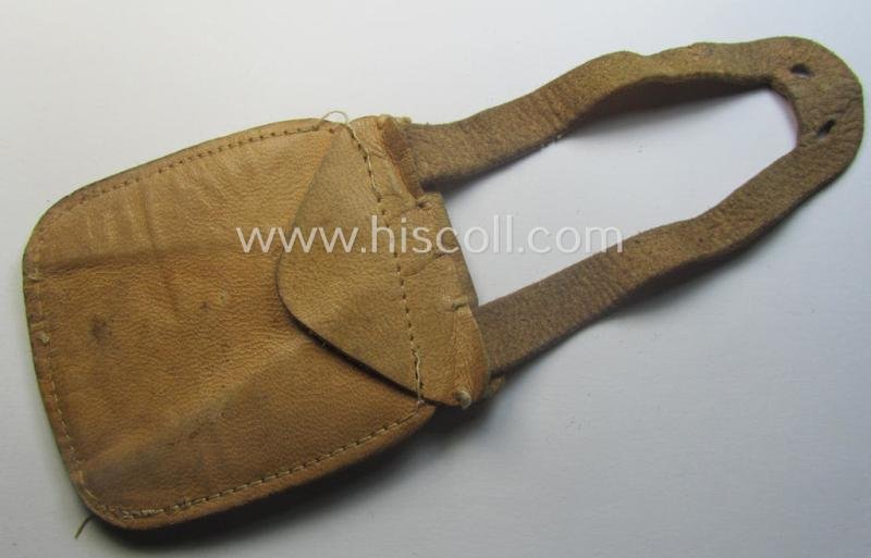 Natural-coloured- and/or genuine leather-based etui (ie. 'Tragetasche') as was intended to store an ID-disc (ie. 'Tragetasche für Erkennungsmarke') — image 3