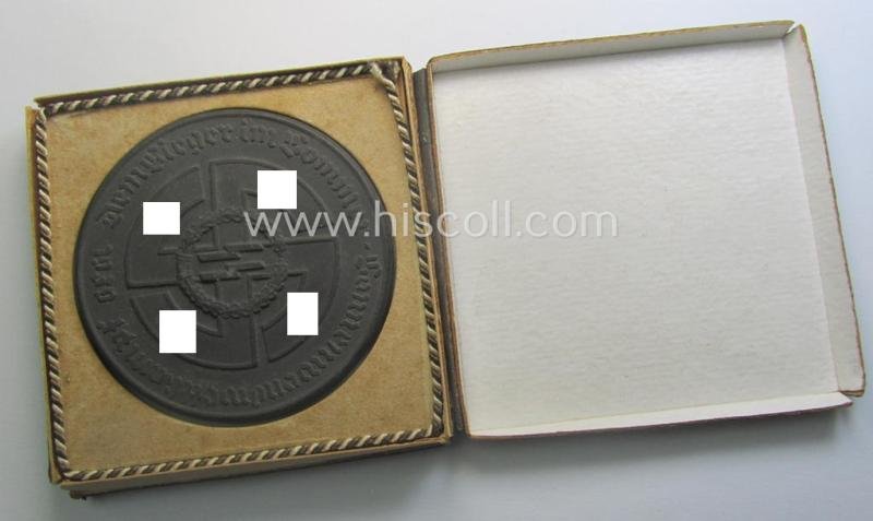 Regrettably damaged, earthenware (ie. 'Allach'-produced!): 'SS-Siegerplakette' as was issued during the: 'Sommer Sonnenwendwettkämpfen der SS' held in 1939 and that comes stored in its period, carton-based box as issued — image 2