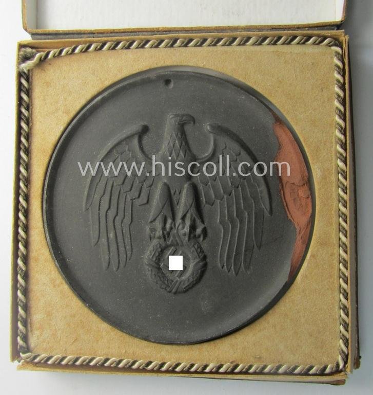 Regrettably damaged, earthenware (ie. 'Allach'-produced!): 'SS-Siegerplakette' as was issued during the: 'Sommer Sonnenwendwettkämpfen der SS' held in 1939 and that comes stored in its period, carton-based box as issued — image 3