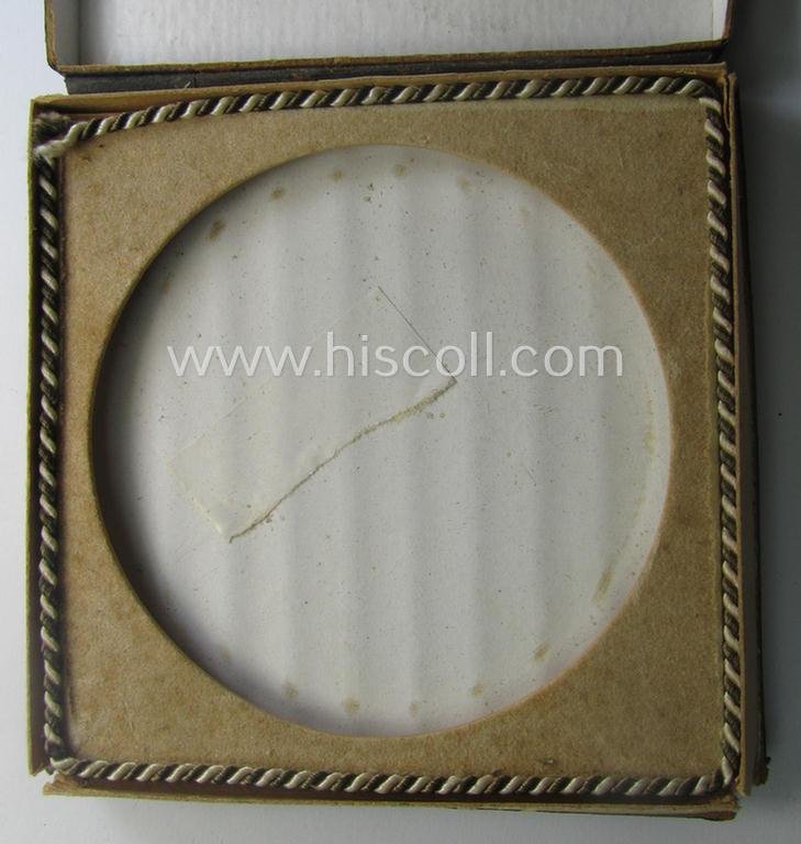 Regrettably damaged, earthenware (ie. 'Allach'-produced!): 'SS-Siegerplakette' as was issued during the: 'Sommer Sonnenwendwettkämpfen der SS' held in 1939 and that comes stored in its period, carton-based box as issued — image 4