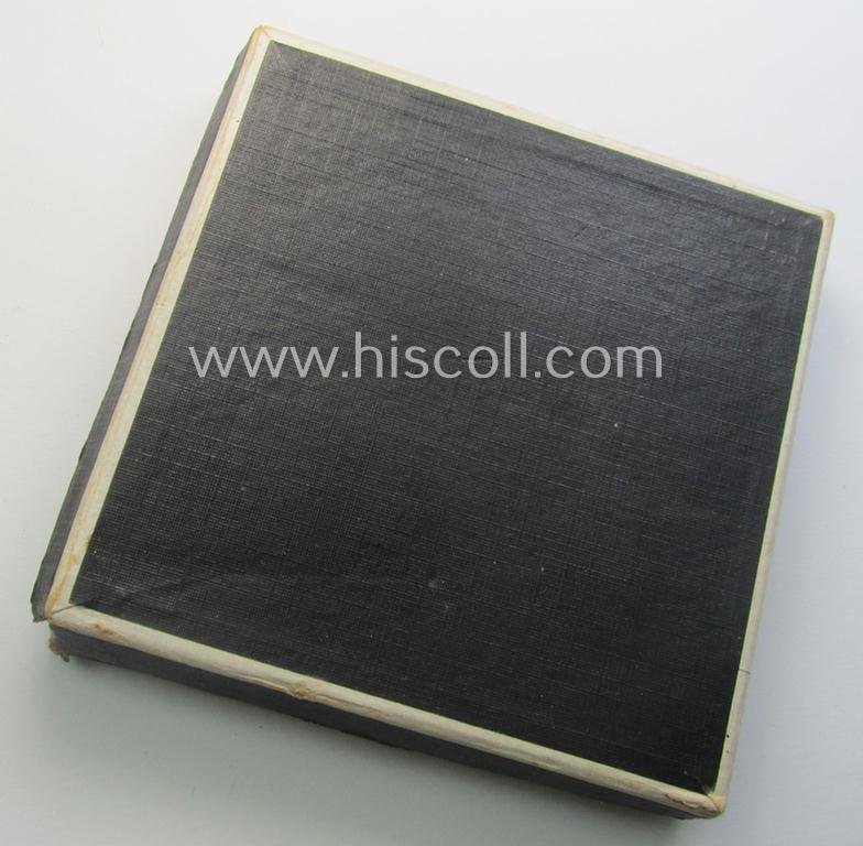 Regrettably damaged, earthenware (ie. 'Allach'-produced!): 'SS-Siegerplakette' as was issued during the: 'Sommer Sonnenwendwettkämpfen der SS' held in 1939 and that comes stored in its period, carton-based box as issued — image 8