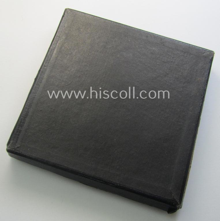 Regrettably damaged, earthenware (ie. 'Allach'-produced!): 'SS-Siegerplakette' as was issued during the: 'Sommer Sonnenwendwettkämpfen der SS' held in 1939 and that comes stored in its period, carton-based box as issued — image 9