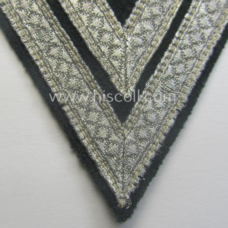 WH (Heeres) 'Armwinkel' (or: arm-chevron) as executed on typical darker-green-coloured wool as was specifically intended for usage by a soldier with the rank of: 'Obergefreiter' — image 2