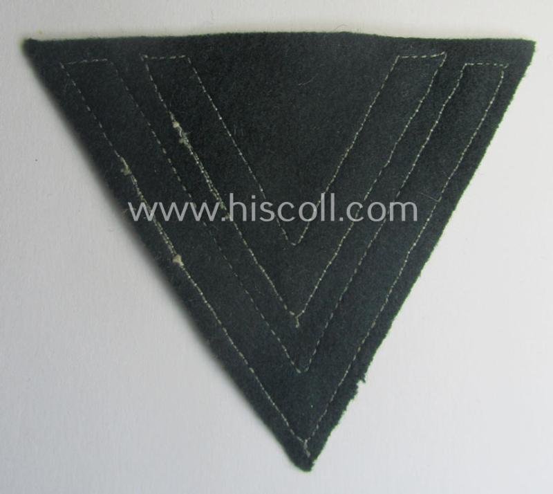 WH (Heeres) 'Armwinkel' (or: arm-chevron) as executed on typical darker-green-coloured wool as was specifically intended for usage by a soldier with the rank of: 'Obergefreiter' — image 3