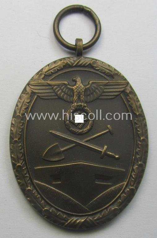 Medal-set: 'Deutsches Schutzwall Ehrenzeichen' (aka: 'Westwall'-medal) being a (typical) non-maker-marked- and/or: typical 'Buntmetall'-based specimen that comes packed in its original pouch of issue by the: 'Hermann Wernstein'-company — image 2