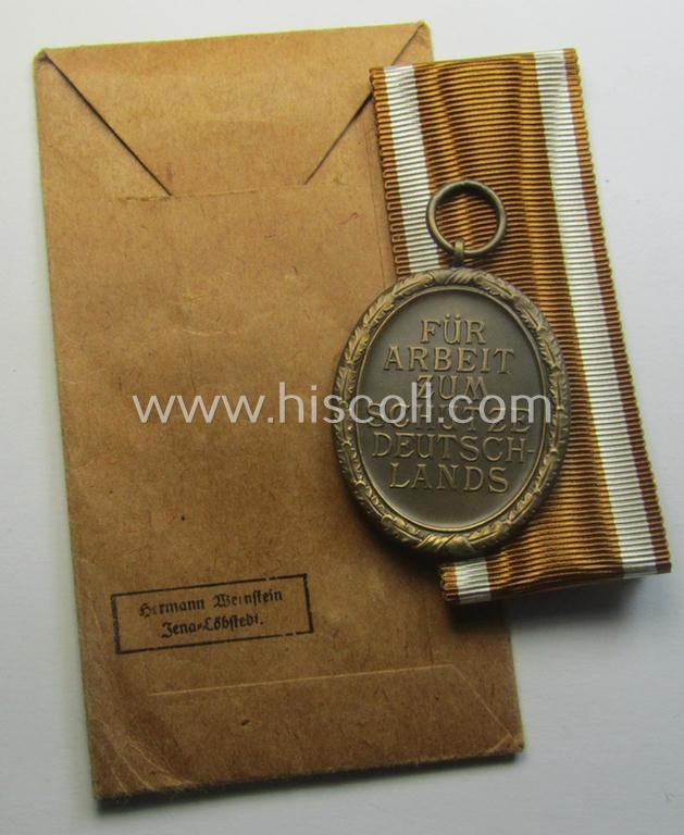 Medal-set: 'Deutsches Schutzwall Ehrenzeichen' (aka: 'Westwall'-medal) being a (typical) non-maker-marked- and/or: typical 'Buntmetall'-based specimen that comes packed in its original pouch of issue by the: 'Hermann Wernstein'-company — image 3