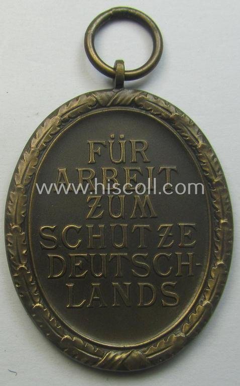 Medal-set: 'Deutsches Schutzwall Ehrenzeichen' (aka: 'Westwall'-medal) being a (typical) non-maker-marked- and/or: typical 'Buntmetall'-based specimen that comes packed in its original pouch of issue by the: 'Hermann Wernstein'-company — image 4