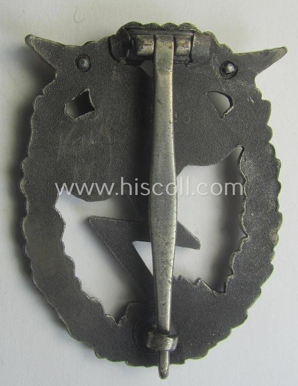 Very nicely preserved - and truly luxuriously-styled! - WH (LW) 'Erdkampfabzeichen' being a: 'Metall u. Kunststoff'- (ie. 'M.K. 5'-) marked example — image 4