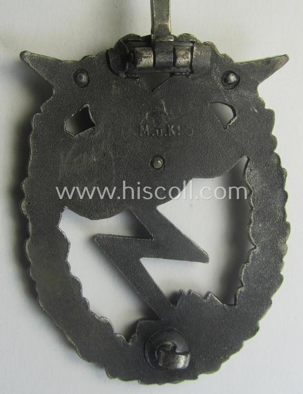 Very nicely preserved - and truly luxuriously-styled! - WH (LW) 'Erdkampfabzeichen' being a: 'Metall u. Kunststoff'- (ie. 'M.K. 5'-) marked example — image 5