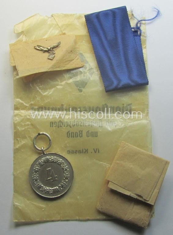 Superb - and usually seen! - WH (Luftwaffe) bright-silver-toned, 'WH-DA der 4. Klasse für 4 Jahre Dienstzeit' that comes with its accompanying ribbon (ie. 'Bandabschnitt') and eagle-device as stored in its period 'Cellophan'-based pouch — image 4