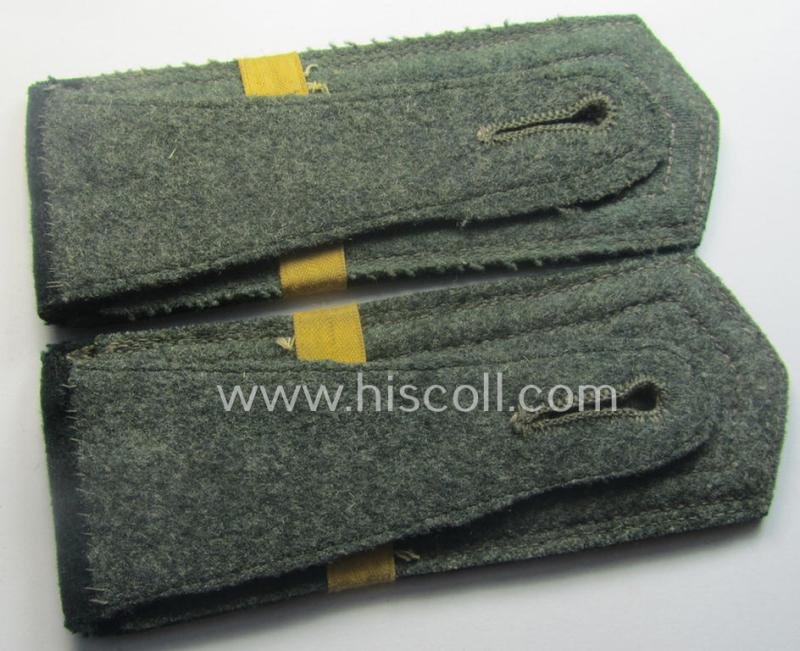 Interesting - and unusually seen! - pair of WH (Heeres) NCO-type shoulderstraps: 'Uffz. eines Infanterie-Rgts.' that comes with a period-attached pair of bright-yellow-coloured so-called: Batt.-designator 'Laschen' — image 3