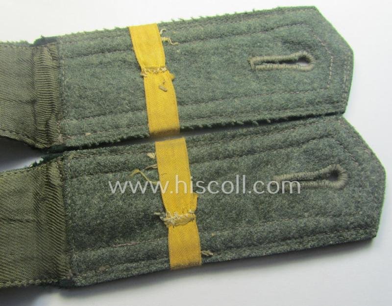 Interesting - and unusually seen! - pair of WH (Heeres) NCO-type shoulderstraps: 'Uffz. eines Infanterie-Rgts.' that comes with a period-attached pair of bright-yellow-coloured so-called: Batt.-designator 'Laschen' — image 4