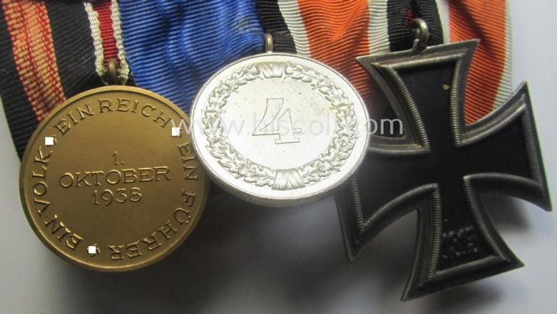 Three-pieced, WWII-period medal-bar (ie. 'Ordenspange') that resp. shows an: 'EK II. Kl.' (by the desirable 'Juncker'-company!), a: WH (Heeres o. KM) 'DA 4. St.' and a Czech 'Anschluss'-medal: '1. Oktober 1938' — image 5