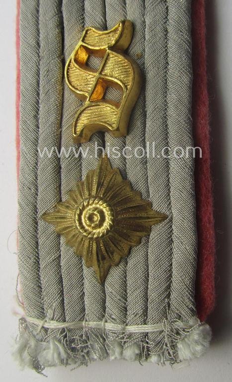 Single, WH (Heeres) neatly 'cyphered', officers'-type shoulderboard as was piped in the bright-pink branchcolour as was intended for an: 'Oberleutnant eines Panzerschützen-Rgts.' — image 2