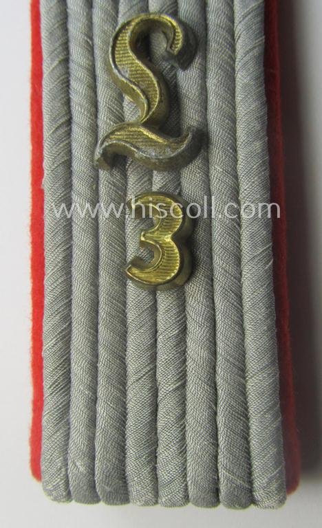 Single, WH (Heeres) neatly 'cyphered', officers'-type shoulderboard as was piped in the bright-red branchcolour as was intended for a: 'Leutnant des Artillerie-Lehr-Abts. 3' — image 2