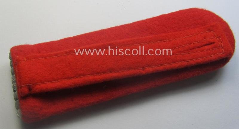 Single, WH (Heeres) neatly 'cyphered', officers'-type shoulderboard as was piped in the bright-red branchcolour as was intended for a: 'Leutnant des Artillerie-Lehr-Abts. 3' — image 3