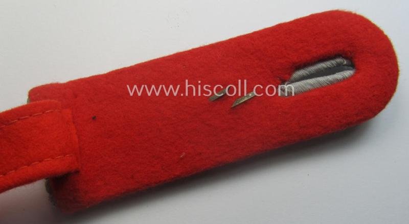 Single, WH (Heeres) neatly 'cyphered', officers'-type shoulderboard as was piped in the bright-red branchcolour as was intended for a: 'Leutnant des Artillerie-Lehr-Abts. 3' — image 4