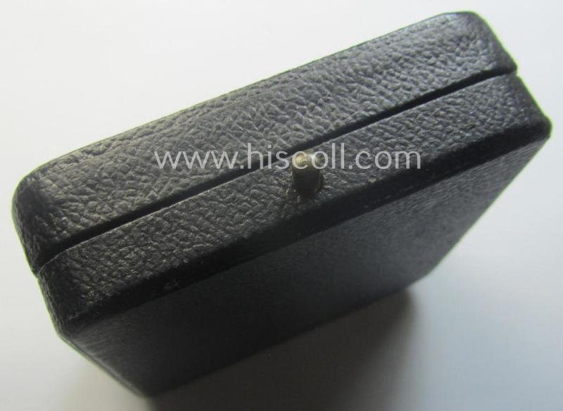 Rarely encountered 'Verwundeten-Abzeichen in Gold' being a clearly maker- (ie. 'L/11'- by 'Wilh. Deumer') marked- and typical 'Buntmetall'-based example that comes stored in its period- (and LDO-marked!) etui — image 10