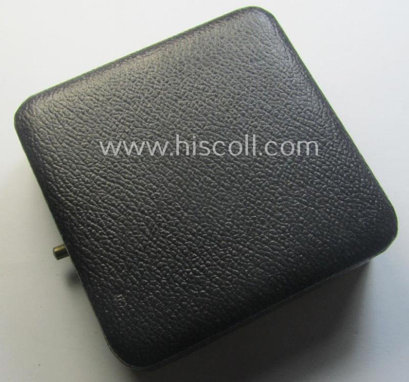 Rarely encountered 'Verwundeten-Abzeichen in Gold' being a clearly maker- (ie. 'L/11'- by 'Wilh. Deumer') marked- and typical 'Buntmetall'-based example that comes stored in its period- (and LDO-marked!) etui — image 8