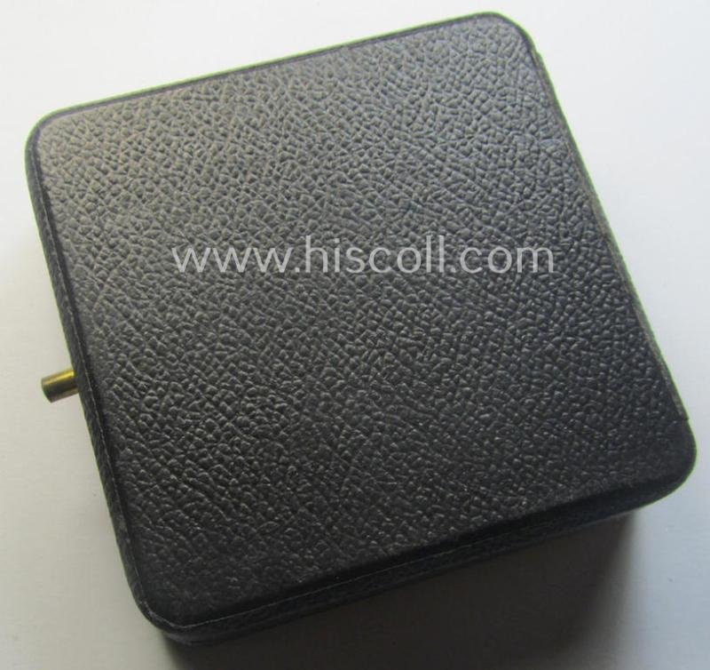 Rarely encountered 'Verwundeten-Abzeichen in Gold' being a clearly maker- (ie. 'L/11'- by 'Wilh. Deumer') marked- and typical 'Buntmetall'-based example that comes stored in its period- (and LDO-marked!) etui — image 9