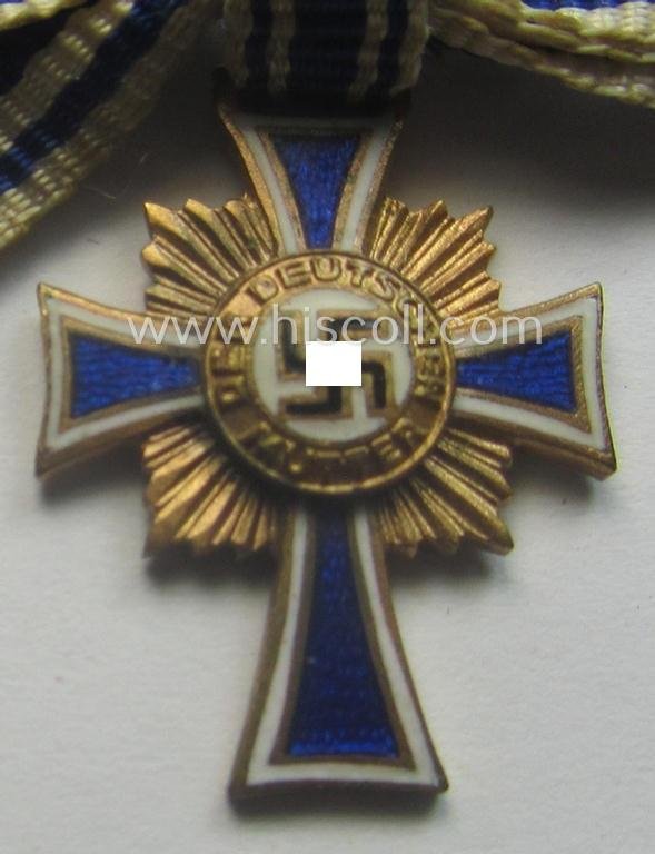 Miniature of an: 'Ehrenkreuz der deutschen Mutter - erste Stufe' (or: golden-class mothers'-cross) being a non-maker-marked example that comes in an overall nice- (albeit moderately worn- ie. used-), condition — image 2