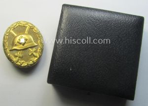 'Verwundeten-Abzeichen in Gold' being a clearly maker- (ie. '30'-) marked- …