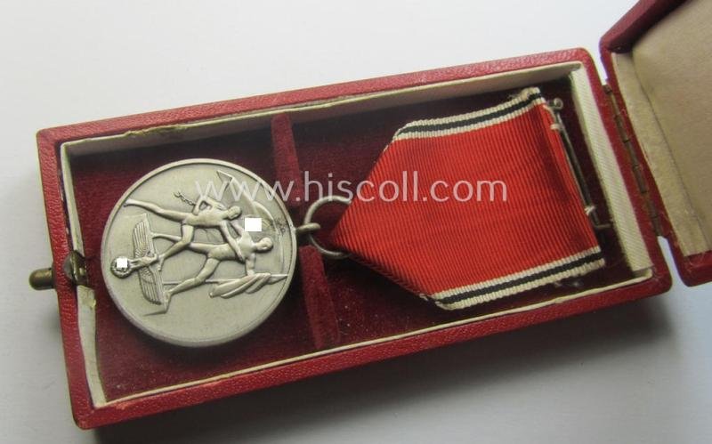 WH Austrian-occupation- (ie. 'Anschluss'-) medal: '13. März 1938' being a very attractive (and hardly tarnished) example that comes stored in its bright-red-coloured- and/or typical non-maker-marked etui as issued — image 2