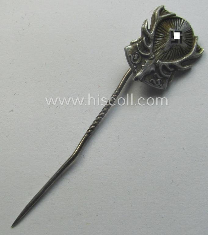 Silverish-toned membership lapel-pin: 'Reichsbund Deutsche Jägerschaft' (ie. 'DJV') being a detailed- (albeit non-maker-marked) example that is executed in silver-toned aluminium-based metal — image 2