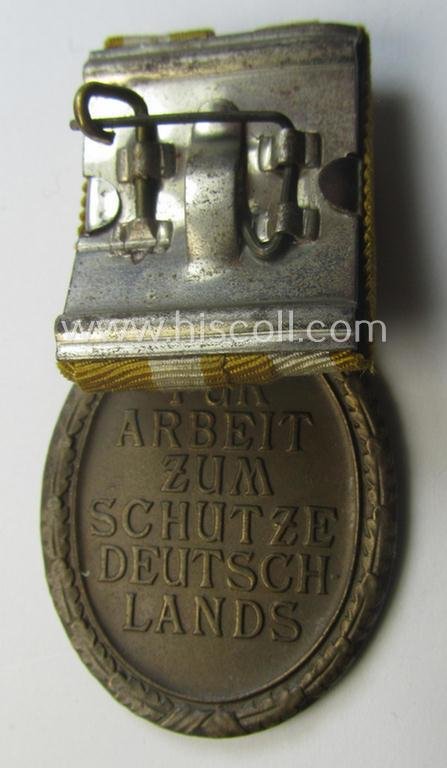 Single-pieced - and non-detachable! - WH medal-bar (ie. 'Orden- o. Einzelspange') showing a: 'Deutsches Schutzwall Ehrenzeichen' (aka: 'Westwall'-medal) — image 3
