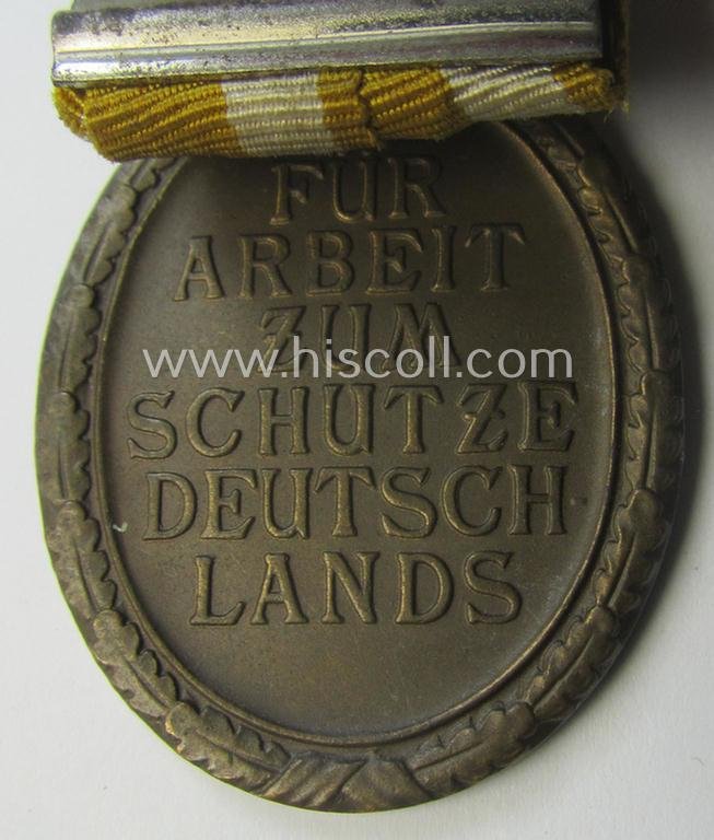 Single-pieced - and non-detachable! - WH medal-bar (ie. 'Orden- o. Einzelspange') showing a: 'Deutsches Schutzwall Ehrenzeichen' (aka: 'Westwall'-medal) — image 4
