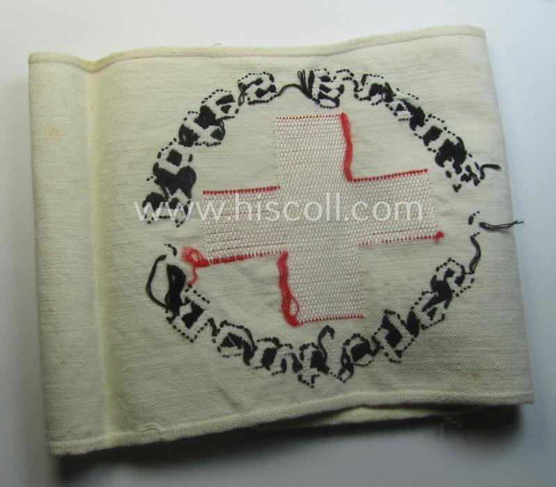 Linnen-based- and/or neatly 'machine-embroidered', beige-white-coloured DRK- (ie. 'Deutsches Rotes Kreuz'-) armband (ie. 'Armbinde') as was intended for the staff-members serving with the: 'Deutsches Rotes Kreuz' (or: German Red Cross) — image 5