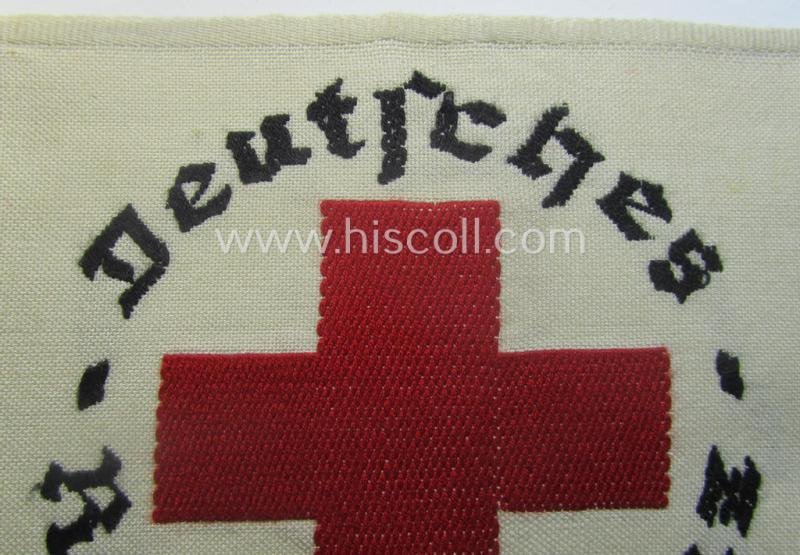 Linnen-based- and/or neatly 'machine-embroidered', beige-white-coloured DRK- (ie. 'Deutsches Rotes Kreuz'-) armband (ie. 'Armbinde') as was intended for the staff-members serving with the: 'Deutsches Rotes Kreuz' (or: German Red Cross) — image 2