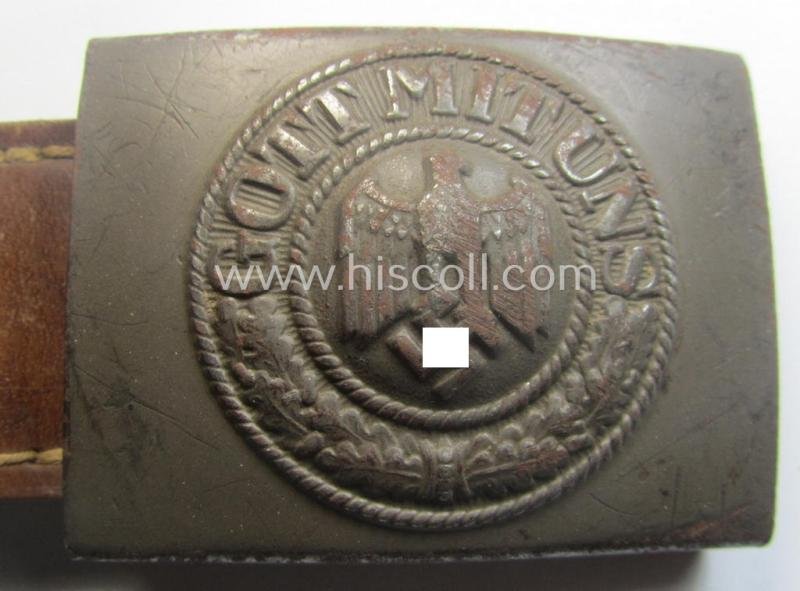 Moderately used, WH (Heeres) field-grey-coloured- and/or steel-based belt-buckle being a non-maker-marked example that comes mounted onto its maker- (ie. 'F.W. Assmann - Lüdenscheid'-) marked and/or '1940'-dated leather-based tab — image 2