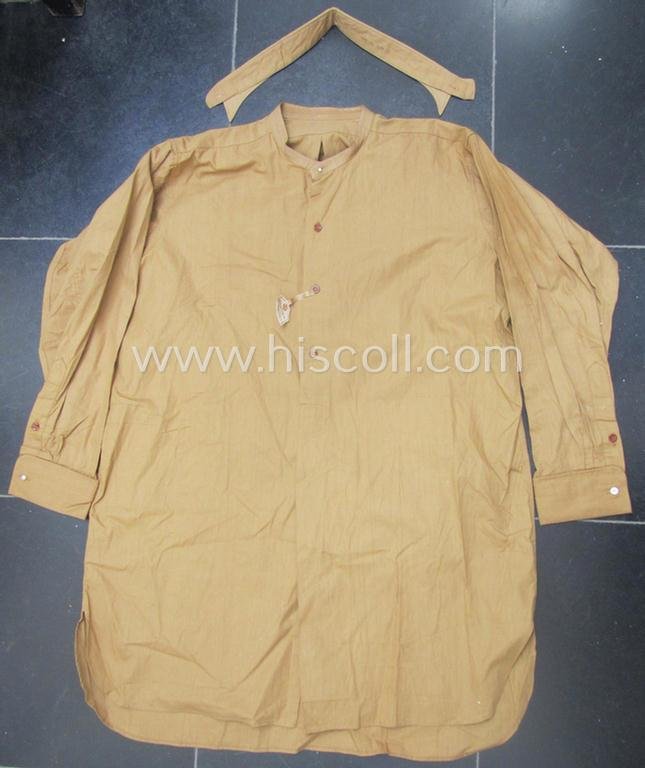 'Virtually mint- ie. unissued', N.S.D.A.P. 'standard-issue'-pattern, beige-brown- (ie. 'braunes'-) coloured: 'under-the-tunic'-shirt (ie. 'Braunhemd nach Vorschrift') with its removable collar and period 'RzM'-tag still attached — image 4
