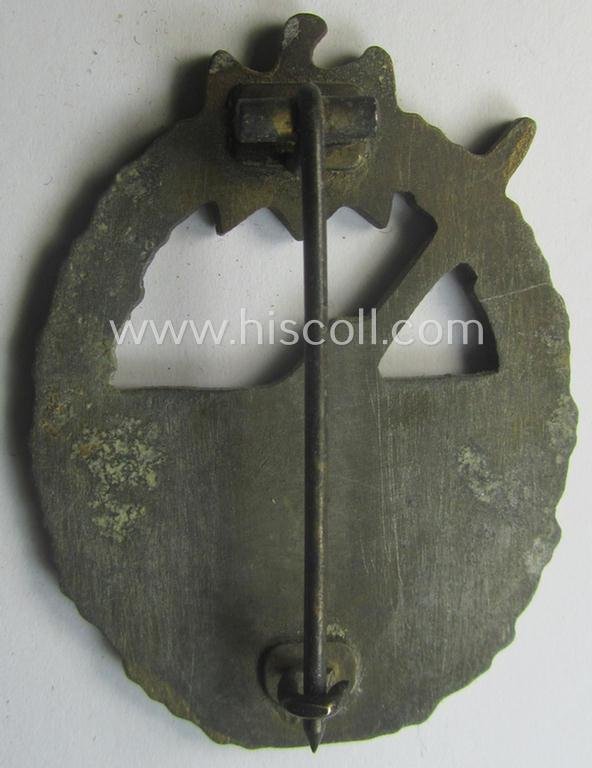 WH (Kriegsmarine) 'Marine-Artillerie-Abzeichen' being a typical non-maker-marked- and/or zinc- (ie. 'Feinzink'-) based example as was (presumably) produced by the: 'Alois Rettenmaier'-company — image 4