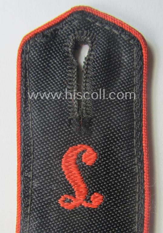 Superb - single but nevertheless rarely found! - bright-red-piped and neatly 'cyphered': 'Allgemeine' HJ ('Hitlerjugend') shoulderstrap as was intended for - and worn by! - a: 'Hitlerjunge' serving within the: 'Leibstandarte München' — image 2