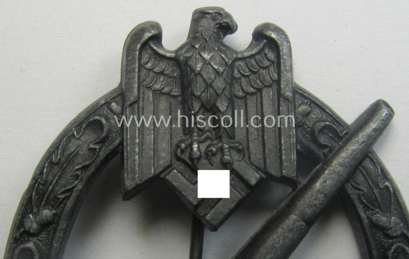 Superb - and actually rarely encountered! - 'Heeres-Flakkampf-Abzeichen' being a clearly maker- (ie. 'HA'-marked- and/or zinc- (ie. 'Feinzink'-) based specimen as was produced by the maker (ie. 'Hersteller') named: 'Hermann Aurich' — image 2