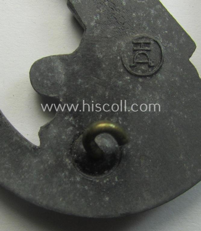 Superb - and actually rarely encountered! - 'Heeres-Flakkampf-Abzeichen' being a clearly maker- (ie. 'HA'-marked- and/or zinc- (ie. 'Feinzink'-) based specimen as was produced by the maker (ie. 'Hersteller') named: 'Hermann Aurich' — image 6