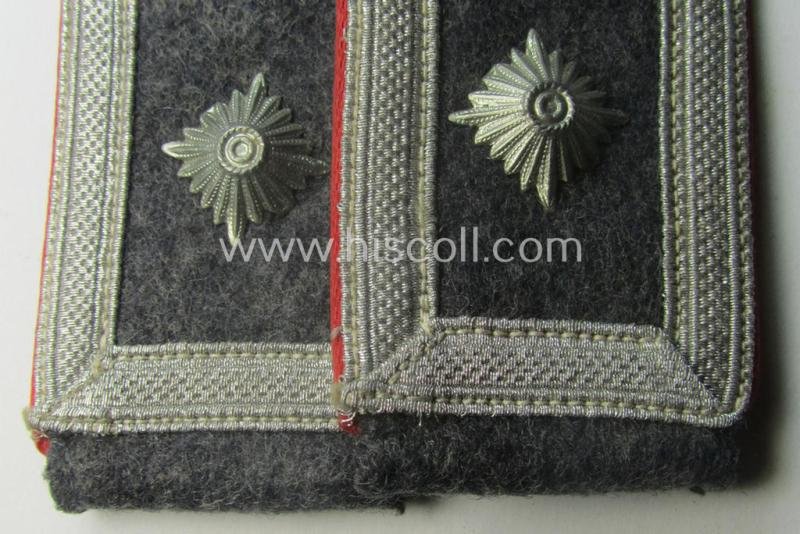 Neat - and/or fully matching! - pair of WH (Luftwaffe) NCO-type shoulderstraps as piped in the bright-red branchcolour as was intended for a: 'Feldwebel o. Wachtmeister der Flak-Art.-Trpn.' — image 2