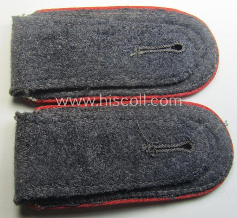 Neat - and/or fully matching! - pair of WH (Luftwaffe) NCO-type shoulderstraps as piped in the bright-red branchcolour as was intended for a: 'Feldwebel o. Wachtmeister der Flak-Art.-Trpn.' — image 3