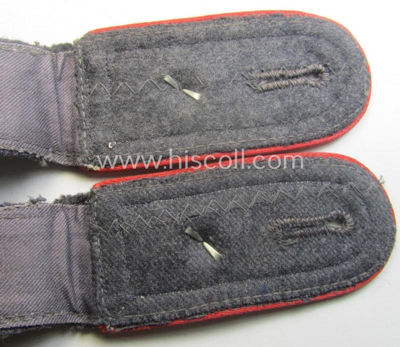 Neat - and/or fully matching! - pair of WH (Luftwaffe) NCO-type shoulderstraps as piped in the bright-red branchcolour as was intended for a: 'Feldwebel o. Wachtmeister der Flak-Art.-Trpn.' — image 4