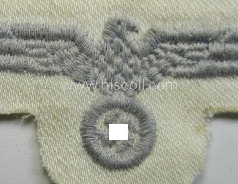 'Variant'-pattern, WH (Kriegsmarine) related side-cap-eagle (ie. 'Schiffchenadler für Mannschaften u. Uffz. der Kriegsmarine') being a neatly machine-embroidered example onto a white-coloured background — image 2