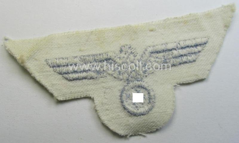 'Variant'-pattern, WH (Kriegsmarine) related side-cap-eagle (ie. 'Schiffchenadler für Mannschaften u. Uffz. der Kriegsmarine') being a neatly machine-embroidered example onto a white-coloured background — image 3