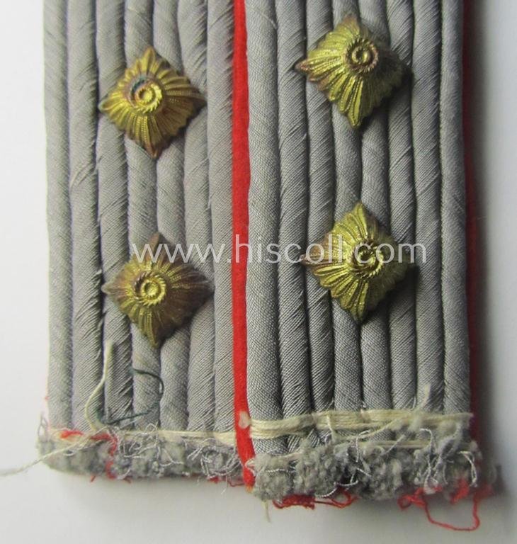 Fully matching pair of WH (Heeres) officers'-pattern shoulderboards as piped in the bright-red-toned branchcolour as was specifically intended for a: 'Hauptmann eines (Sturm)Artillerie-Rgts. o. Abtgs.' — image 2